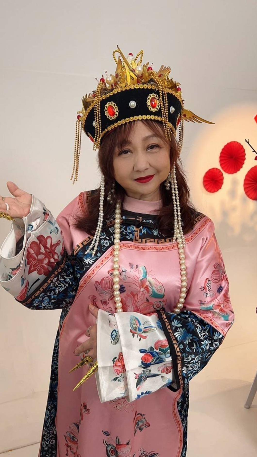 鄭怡日前在好友的生日趴扮成太后，過完年後將替廣澤宮扮仙遊行。（圖／星光娛樂提供）