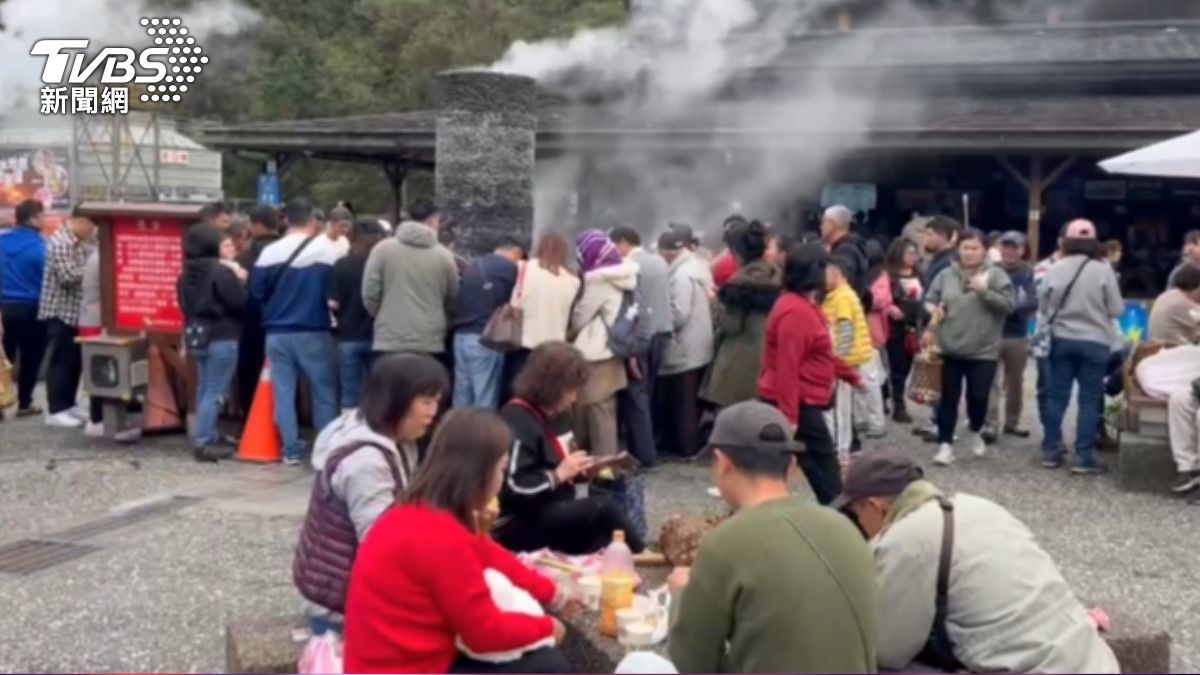 宜蘭清水地熱湧現大批民眾。（圖／TVBS）