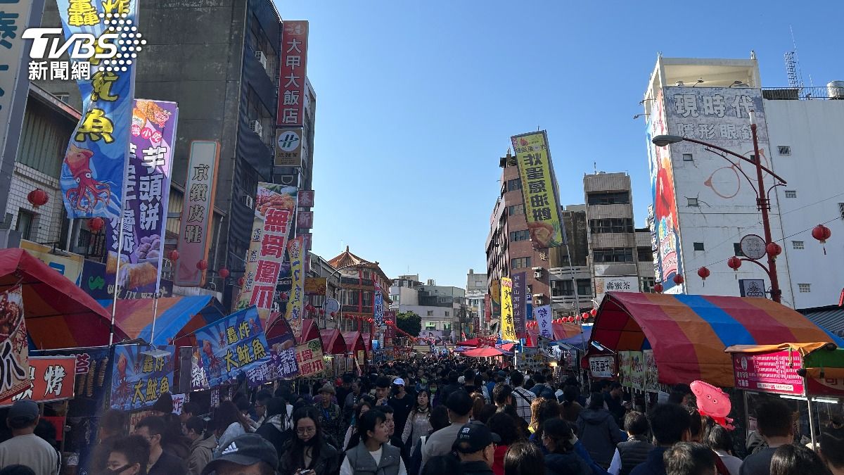 大甲鎮瀾宮街道人潮湧現。（圖／TVBS）