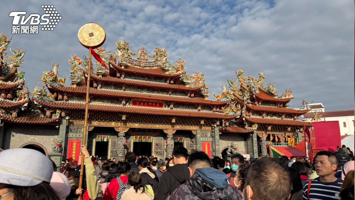北汕尾媽祖宮鹿耳門天后宮 ，信徒走春排隊拿通寶。（圖／林雅婷攝）