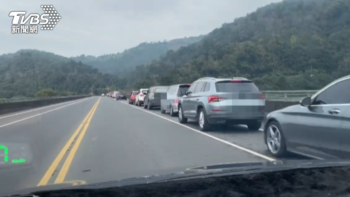排隊進清水地熱的車潮湧現。（圖／TVBS）