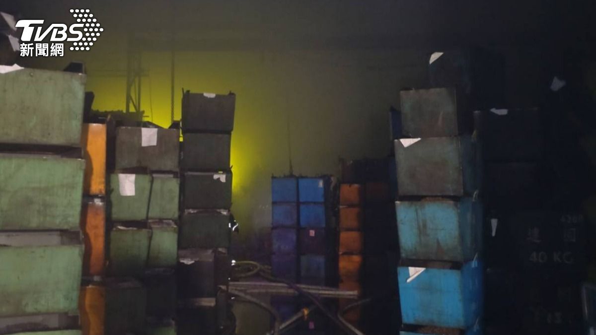 火勢在晚間近22時許獲得控制。（圖／TVBS）