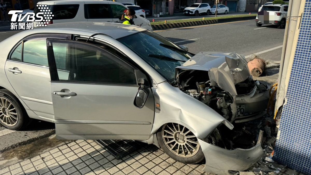 有片／初二死亡憾事！愛女開車拜拜失控撞民宅　媽重傷天人永隔│TVBS新聞網