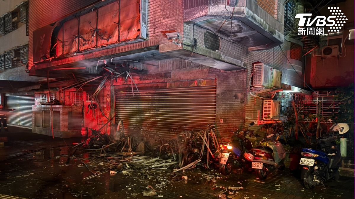 現場9輛機車已被燒成骨架。（圖／TVBS）