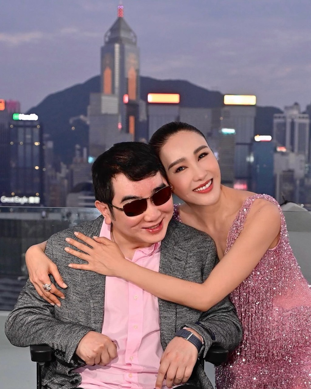 53歲黎姿臉比女童還小!攜愛女當繪畫老師 手把手教學超親民│TVBS新聞網