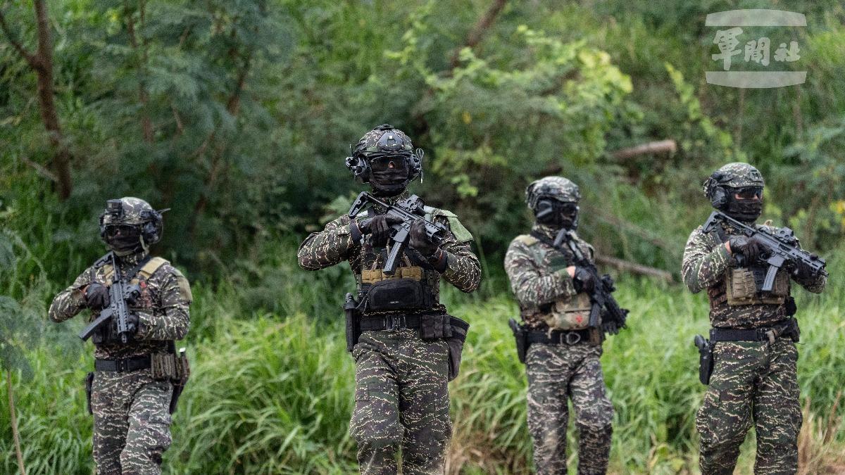 每一位特勤隊員都要熟悉建置武器的操作及運用。（圖／軍聞社提供）