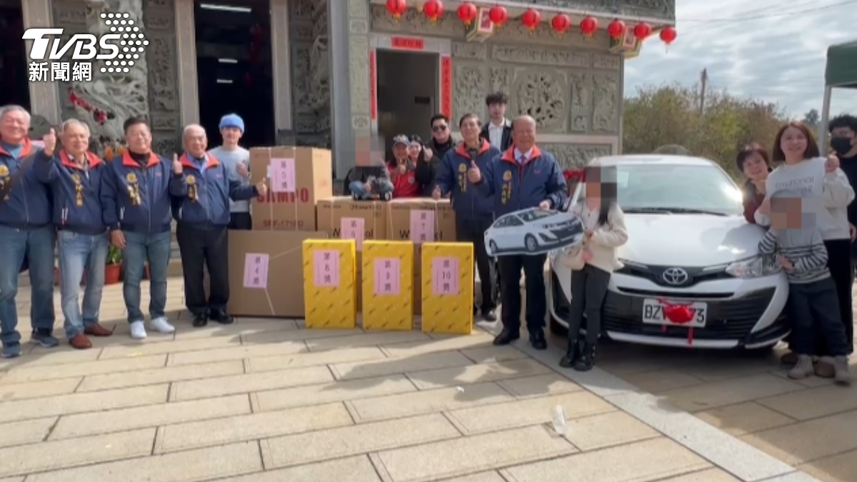 擲筊活動送好禮。（圖／TVBS）