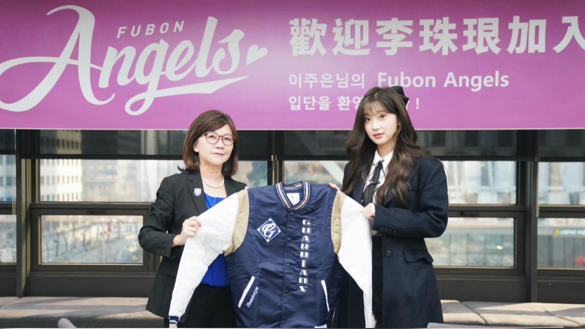 李珠珢成為第一位登上該典禮的啦啦隊女孩。（圖／翻攝自富邦悍將臉書）