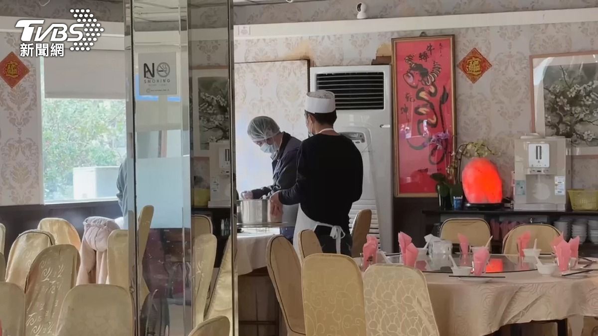 Health officials probe Nangang eatery after 32 fall ill (TVBS News) Health officials probe Nangang eatery after 32 fall ill