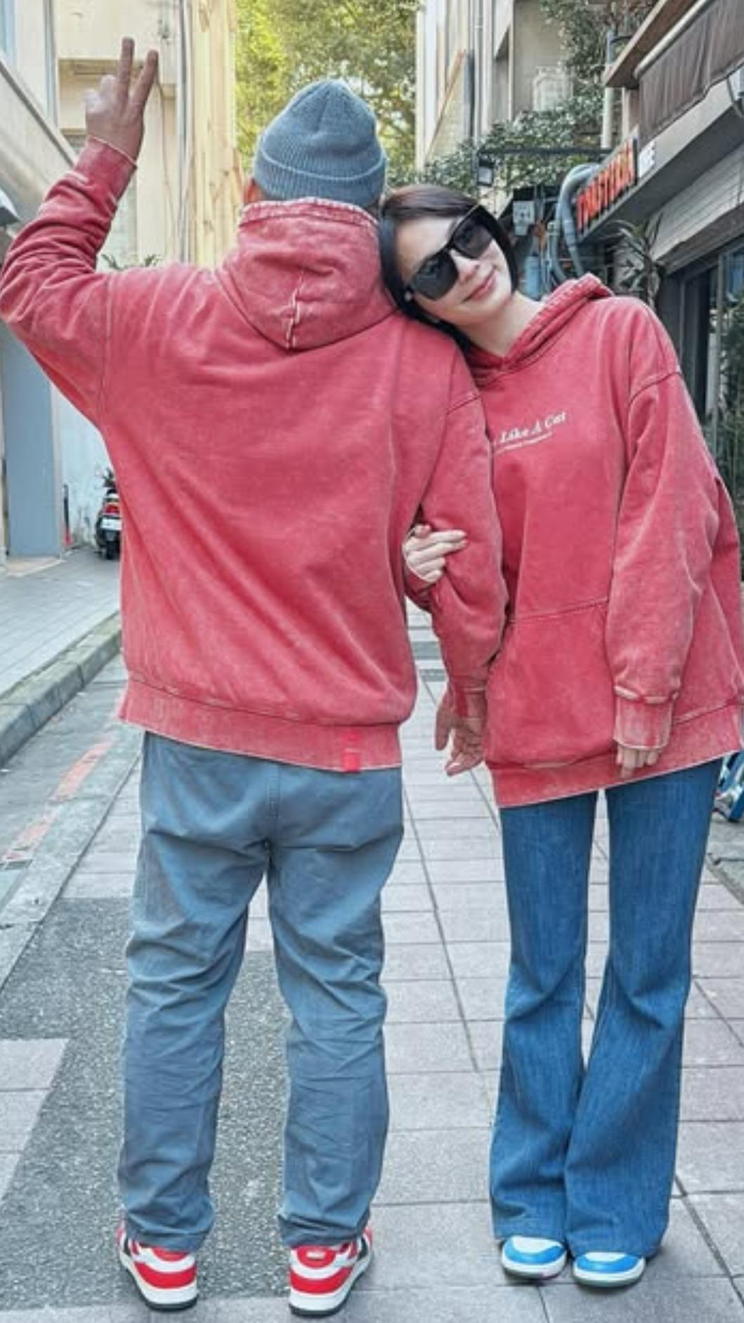 王嫚萱曬出夫妻合照放閃。（圖／翻攝自王嫚萱臉書）