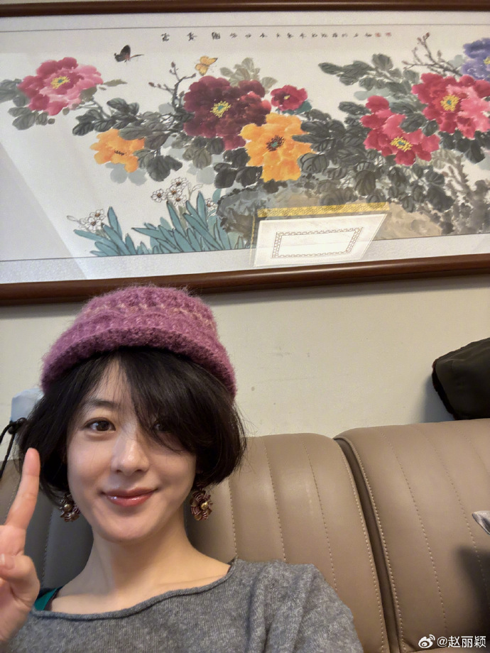 趙麗穎以俏麗短髮現身。（圖／翻攝自趙麗穎微博）