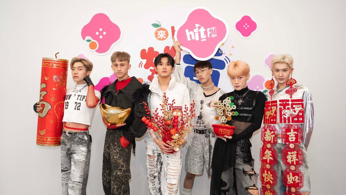 VERA特別拿出過年道具合影，喜氣洋洋。（圖／Hit Fm聯播網提供）