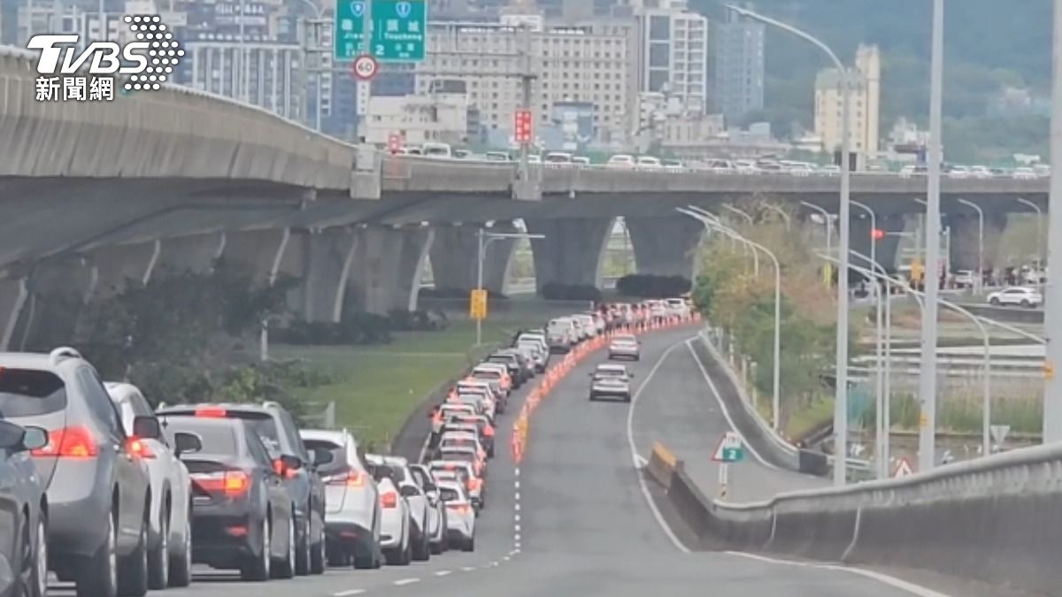 國道車潮湧現。（圖／TVBS）