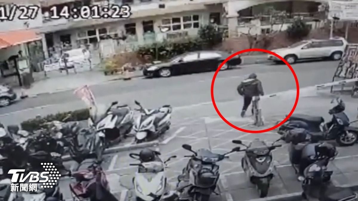 方男案發當天準備從保齡球館離開。（圖／TVBS）