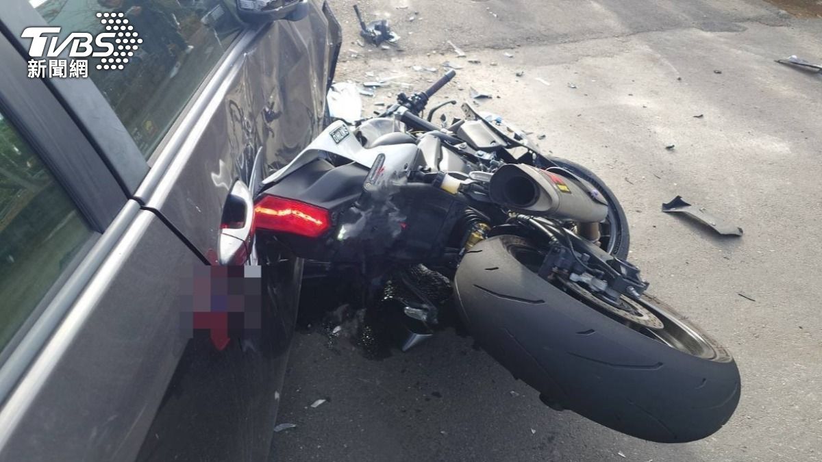 機車嵌進機車車身。（圖／TVBS）