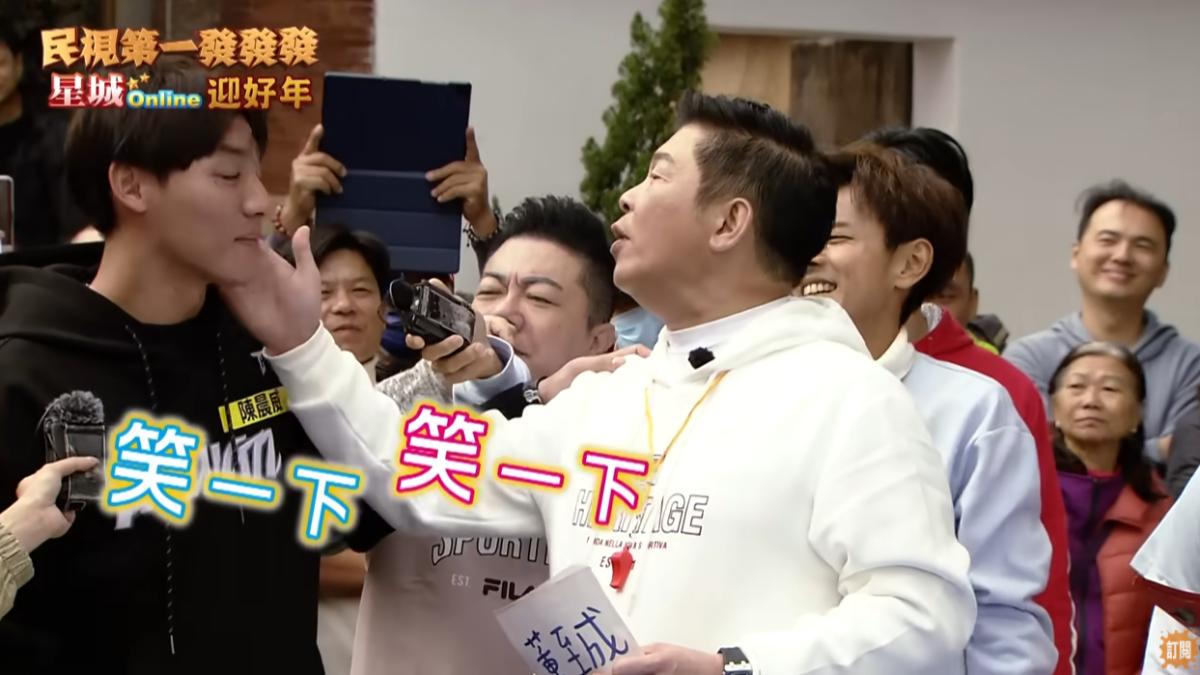 曾國城動手拍了陳晨威臉頰。（圖／翻攝自「民視綜藝娛樂」YT頻道」）