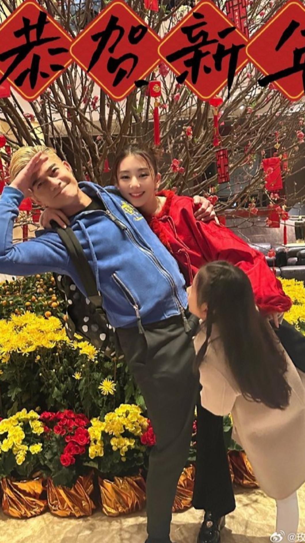 網友驚訝發現小女兒身高已逼近郭富城腰間，暴風抽高。（圖／翻攝自方媛微博）