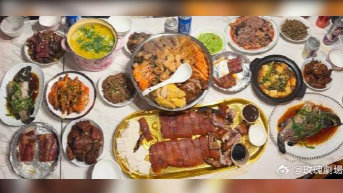 方媛曬出除夕夜年夜飯菜色。（圖／翻攝自方媛微博）