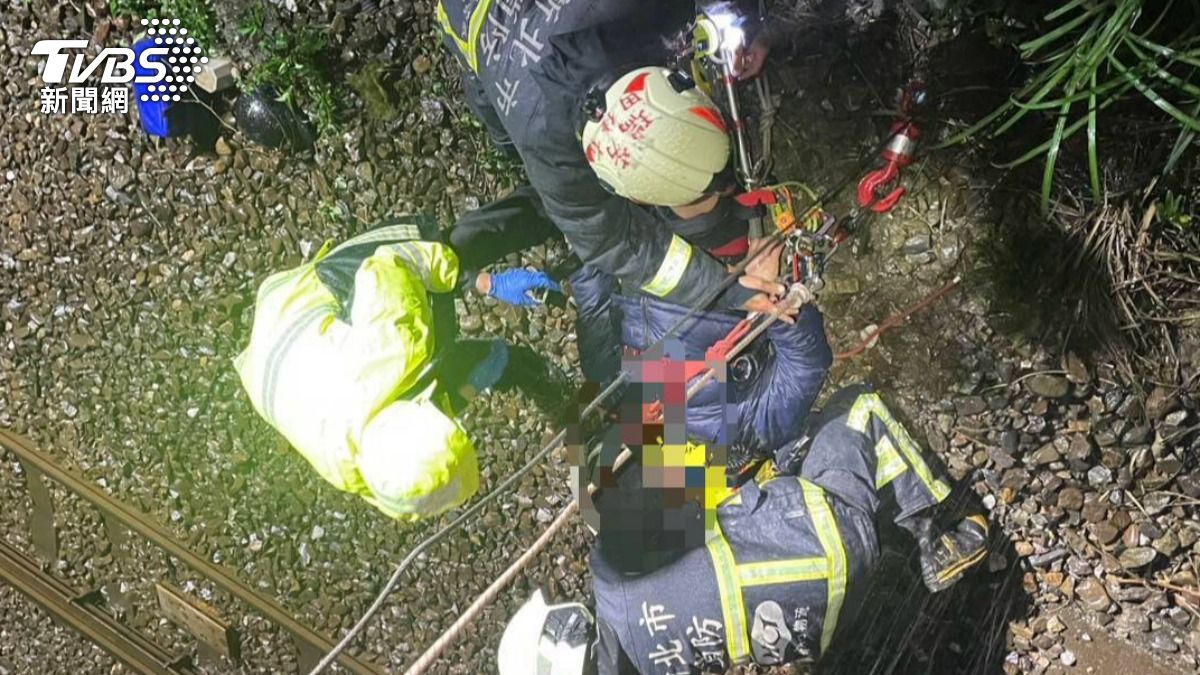 瑞芳男騎車自撞，跌落護欄外2公尺鐵軌旁。（圖／TVBS）