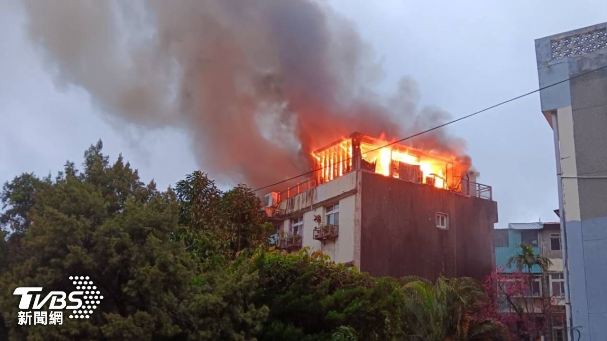 某民宅頂加突然起火。（圖／TVBS）
