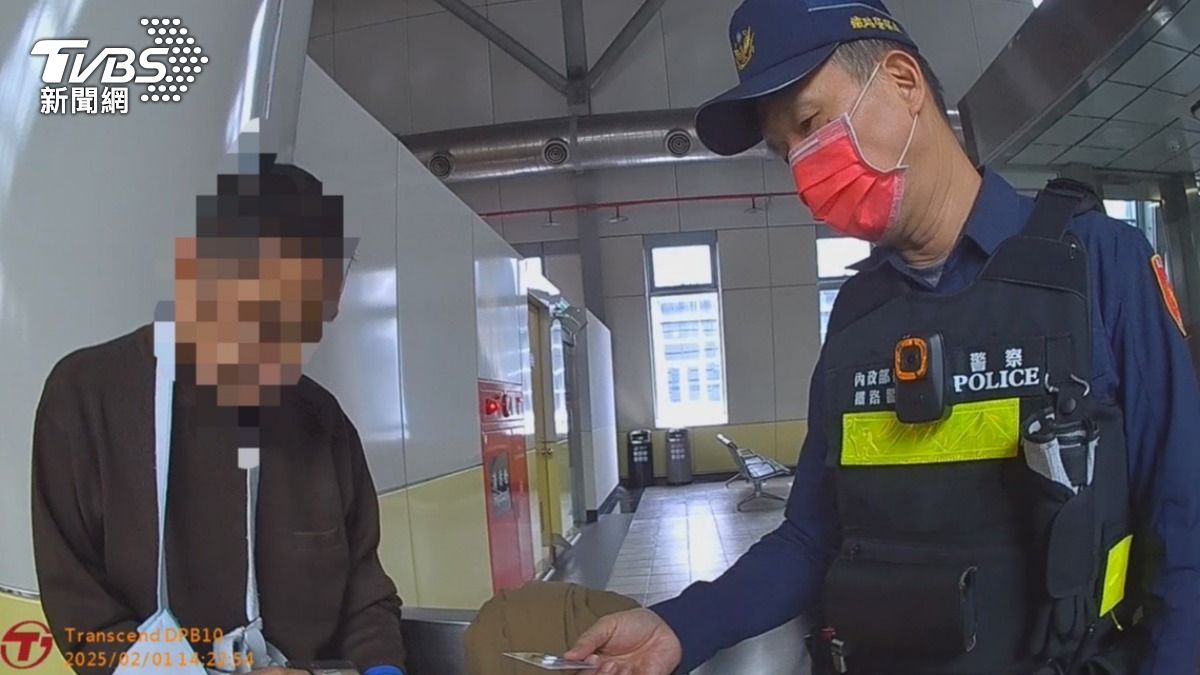 想用愛心卡搭高鐵被拒，警方獲報趕抵現場安撫。（圖／TVBS）