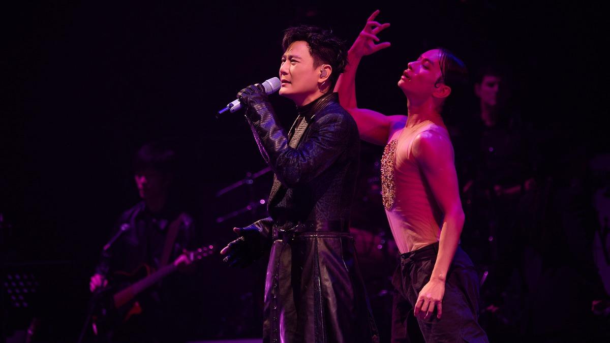 張信哲祝現場歌迷新年快樂。（圖／潮水音樂）