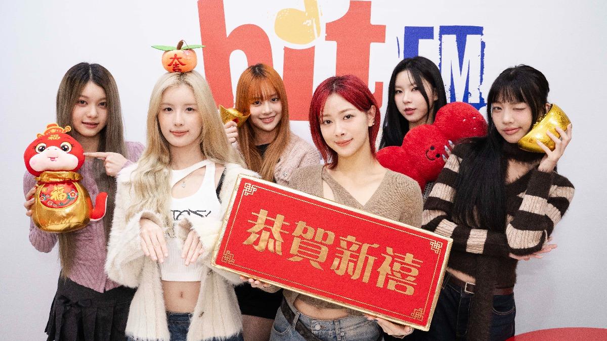 GENBLUE幻藍小熊與過年喜氣道具拍照。（圖／Hit Fm聯播網提供）