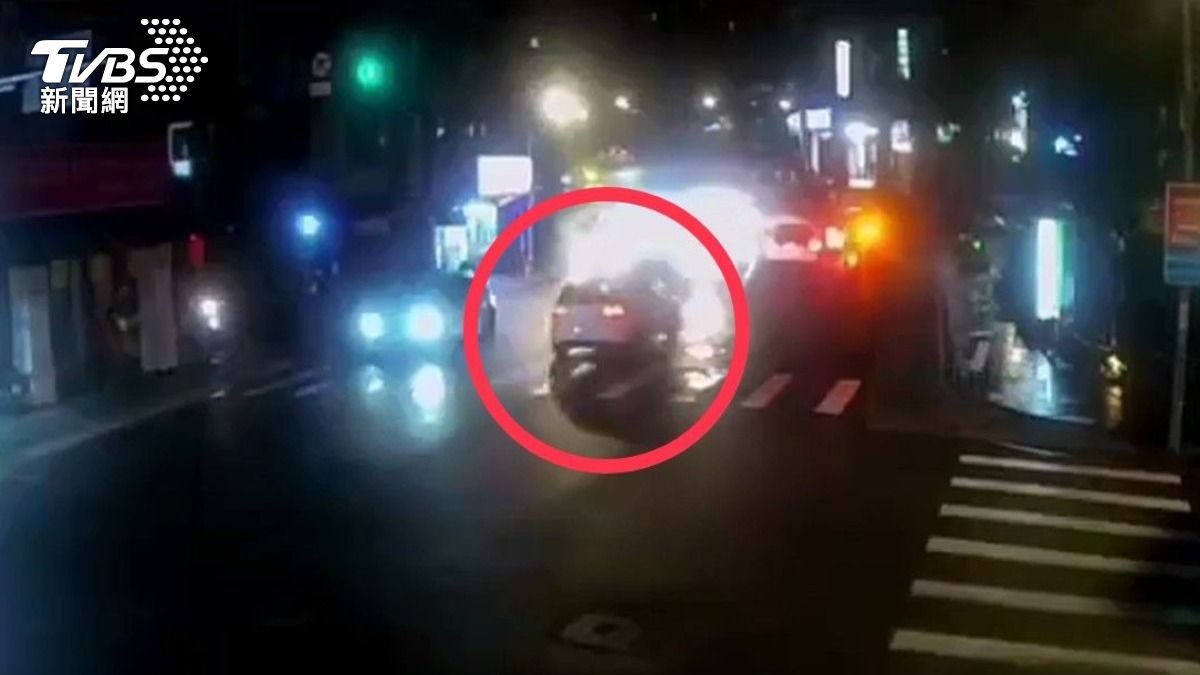 許男駕車於中和區景新街一帶逆向擦撞停等紅燈的警車。（圖／TVBS）