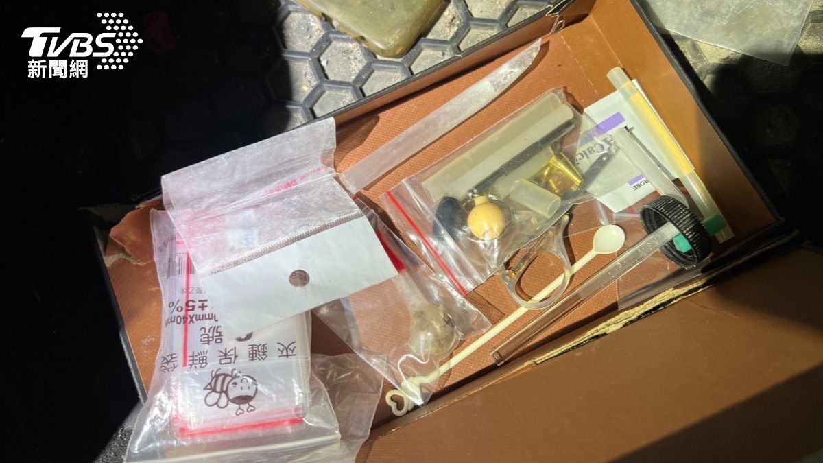 警方於許男車上查獲海洛因及「喪屍菸彈」等毒品。（圖／TVBS）