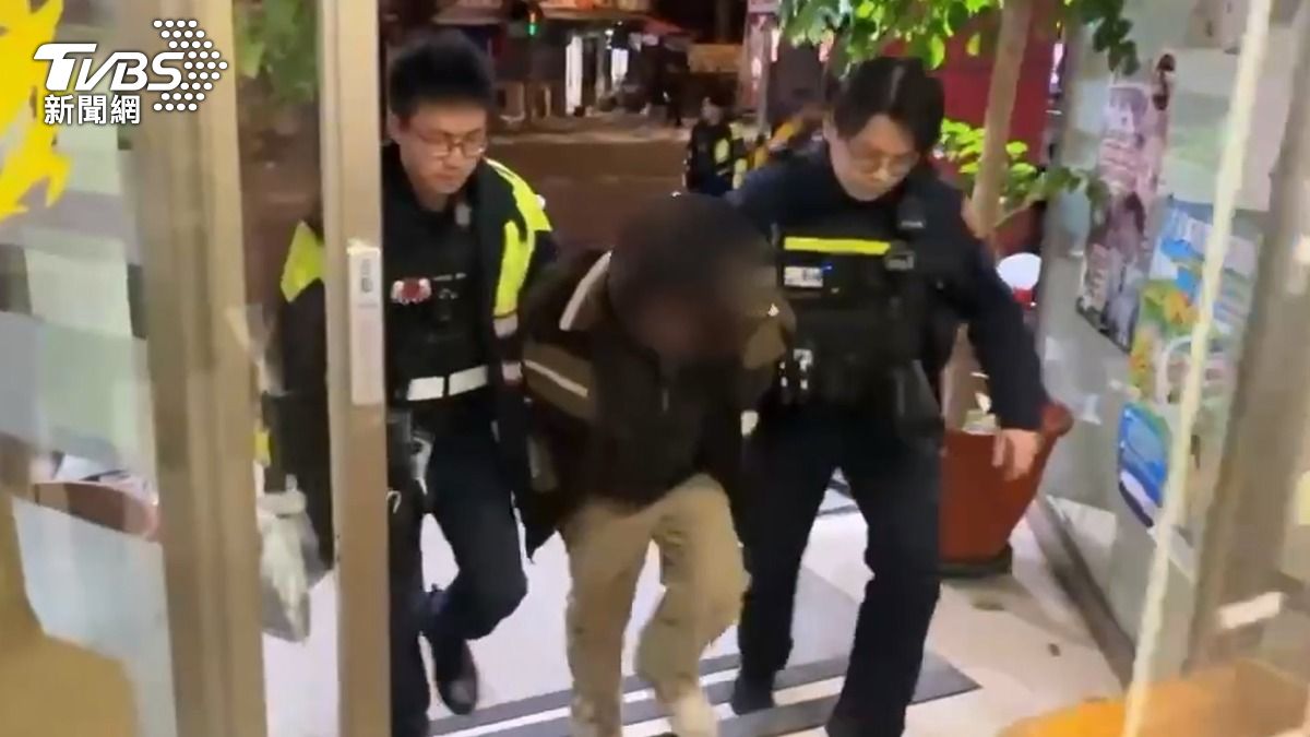 許男訊後將依違反《毒品危害防制條例》及通緝犯逮捕歸案之相關規定移送新北地檢署。（圖／TVBS）