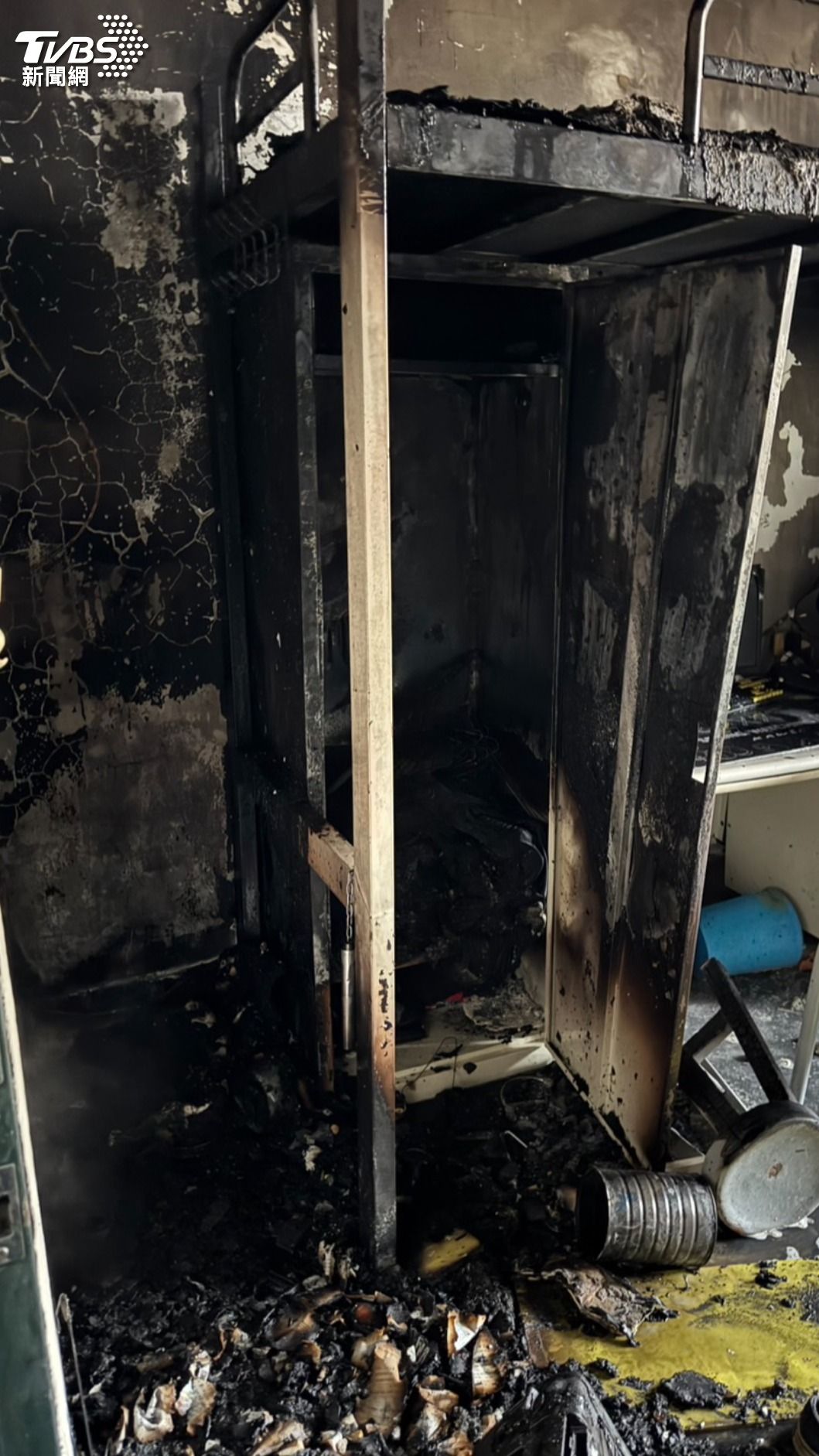 宿舍被燒成焦黑廢墟。（圖／TVBS）