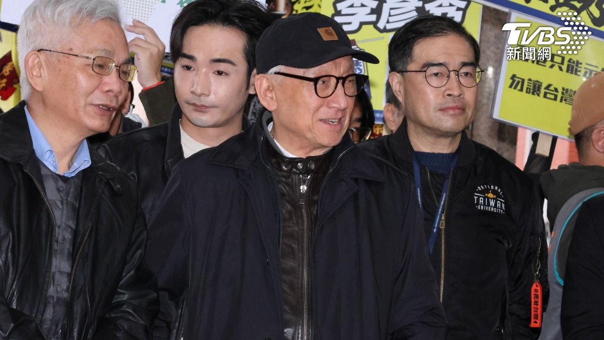 曹興誠陪同罷團赴中央選舉委員會，遞送罷免選區立委提議連署書。（圖/潘建樺攝）