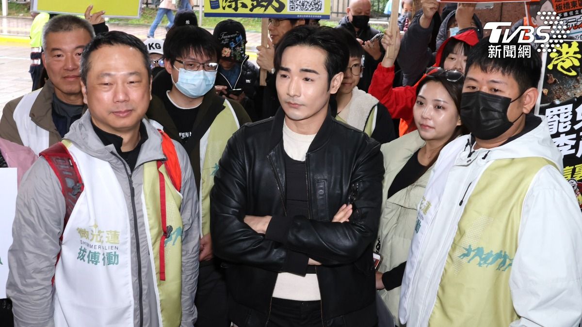 近20個民團一同赴中選會送件，網紅八炯也來為花蓮選區罷團站台。（圖／潘建樺攝）