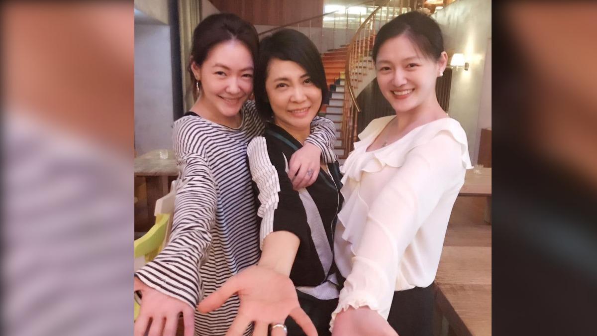 柴智屏(中)曝光當年拍流星花園，大Ｓ是在小Ｓ鼓勵下爭取演出。（圖/摘自臉書）