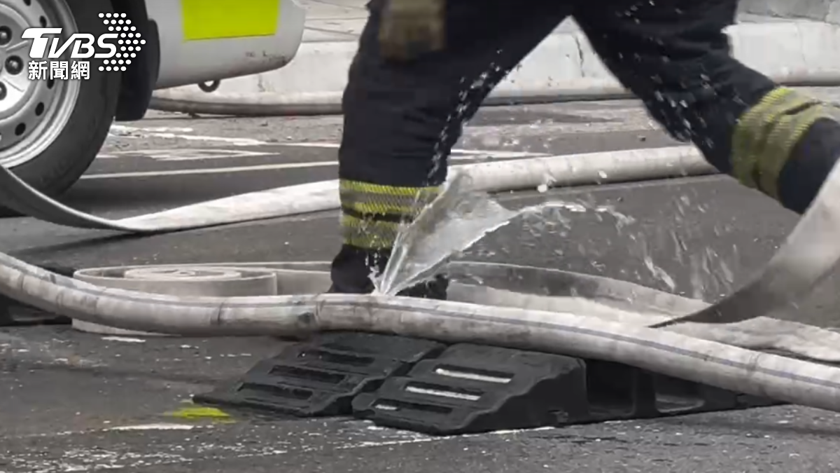 車輪壓破水線。（圖／TVBS）