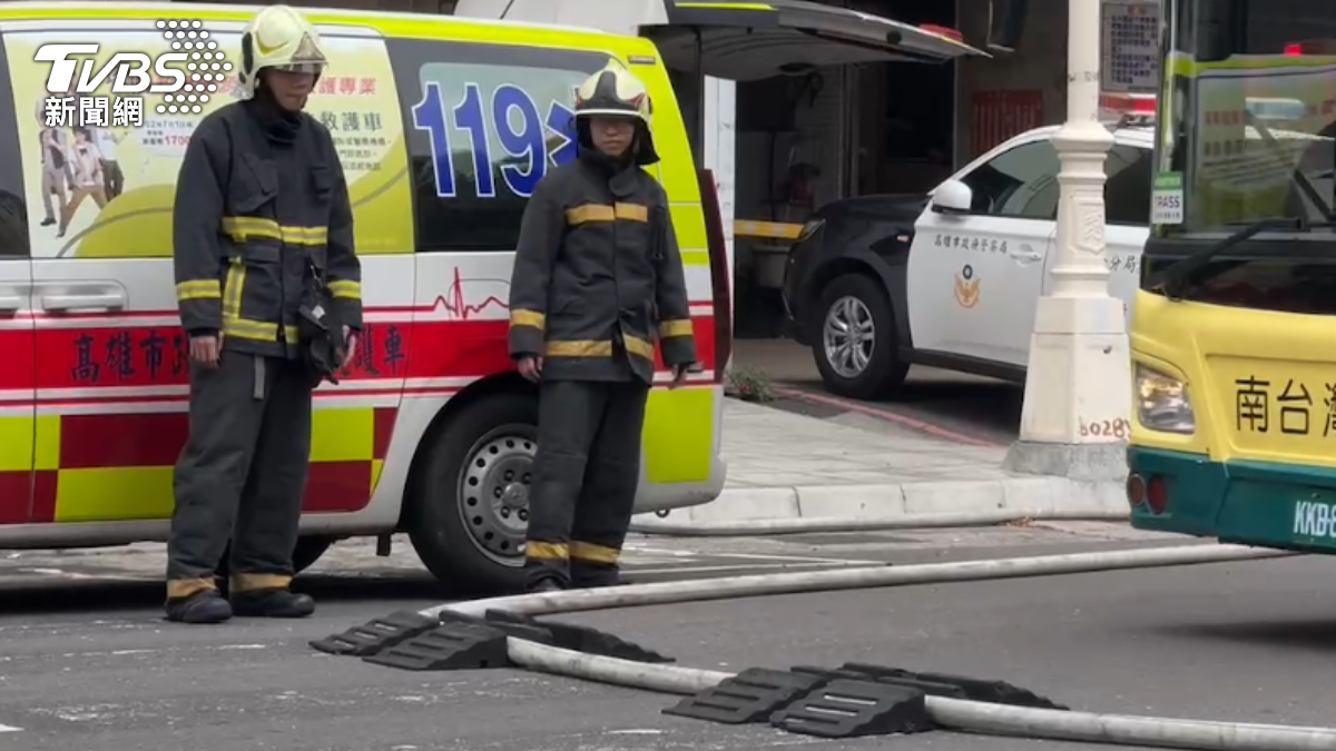 消防人員救火還得指揮交通。（圖／TVBS）