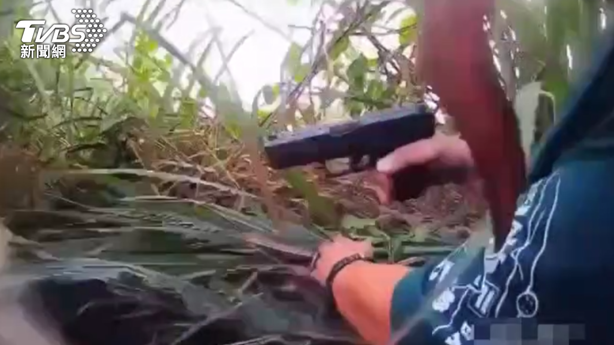 陳男跳下圳溝。（圖／TVBS）