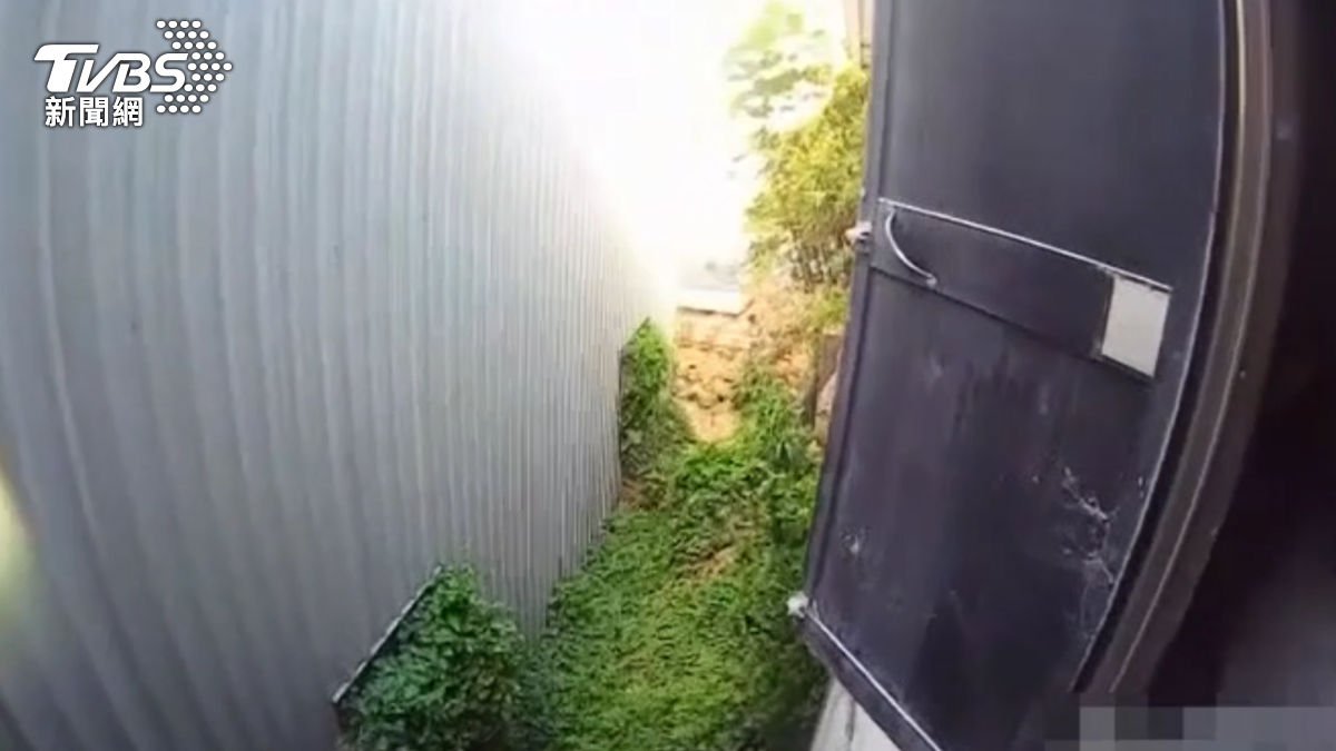 陳男躺在地上哀號。（圖／TVBS）