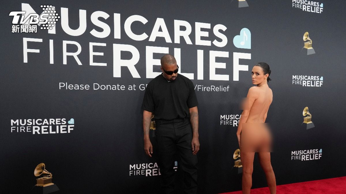 「肯爺」在洛杉磯野火募款看板前做出不得體行為。（圖／達志影像美聯社）