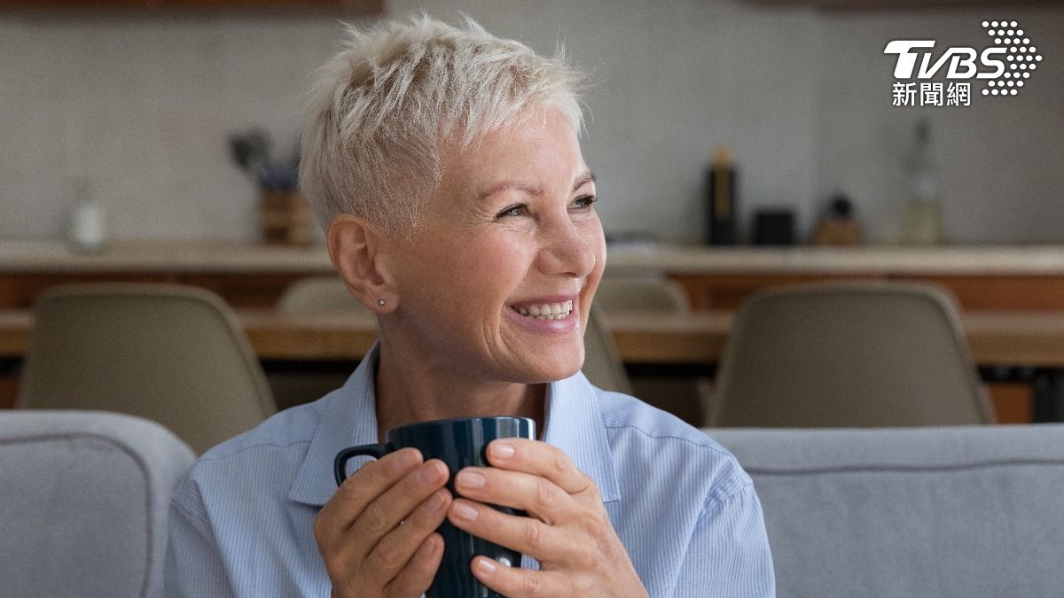 有76％的人表示自己在中年時感覺比以往任何時候都更快樂、更健康。（示意圖／達志影像shutterstock）