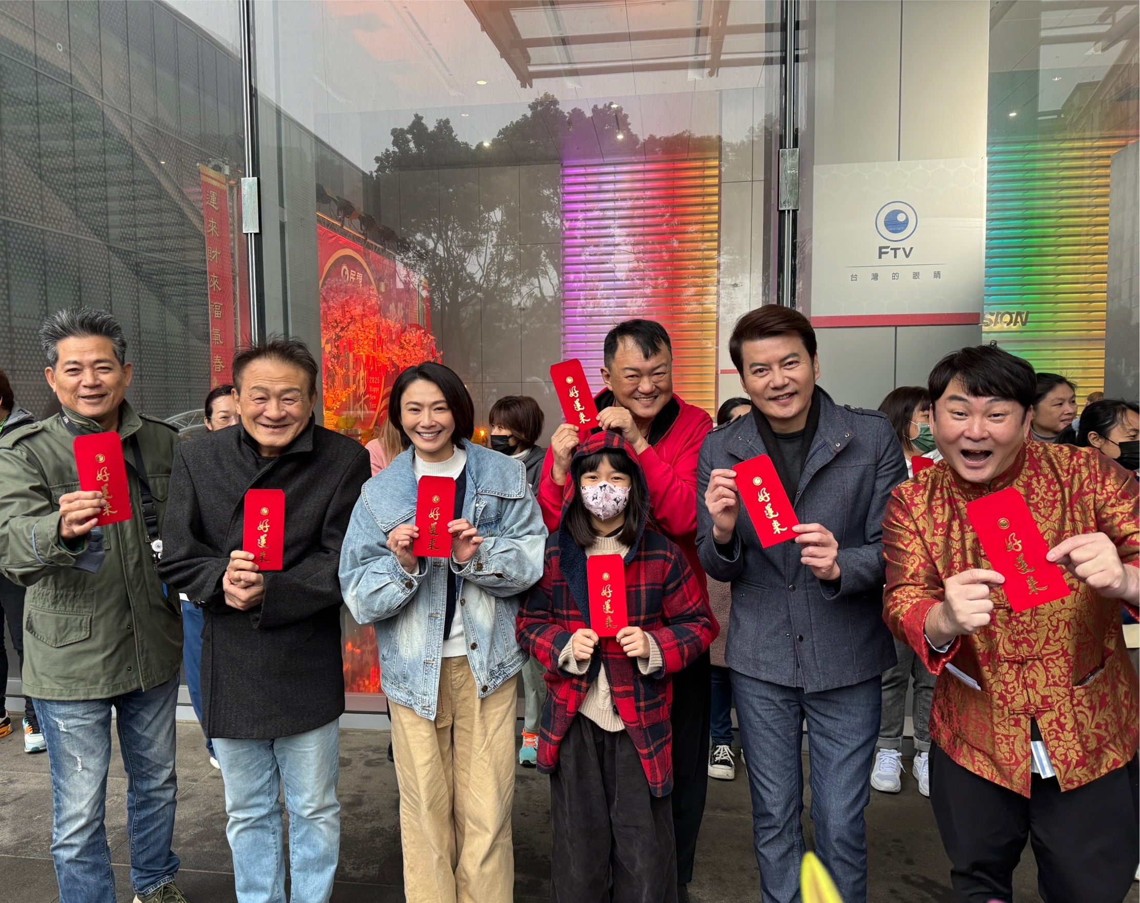 左起蕭大陸、陳慕義、侯怡君、蕭晴曦、倪齊民、洪毛。（圖／民視提供）