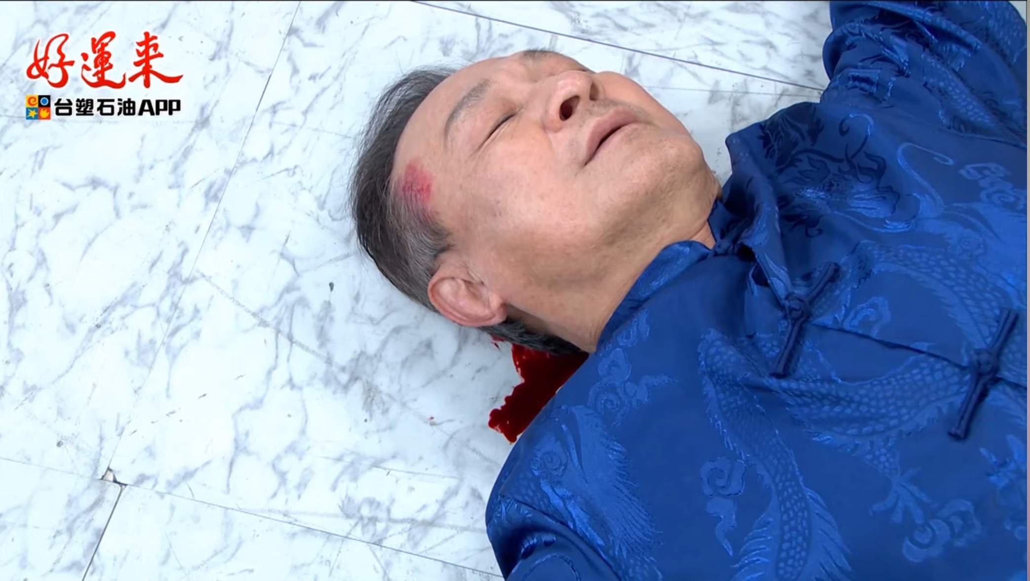 陳慕義劇中跟楚宣拉扯、撞到桌腳倒地，全程來真的。（圖／民視提供）