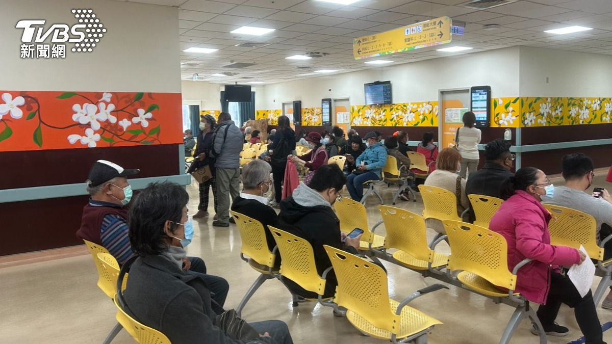 台中醫院門診來看感冒的病患也暴增，從原本的10人僅有3、4名，暴增到現在10人有9名。（圖／林冠丞攝）
