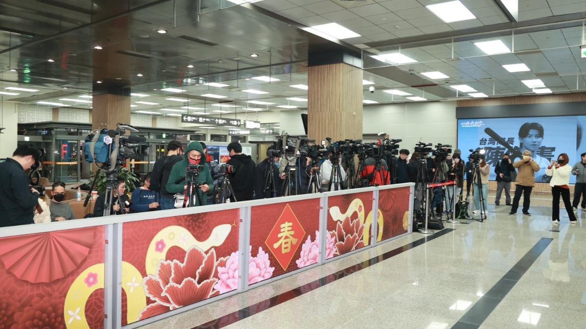 昨日大批媒體等S媽返台。（圖／黃城碩攝）