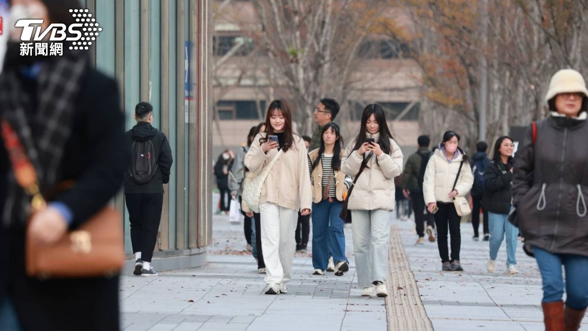 明日將有另一大陸冷氣團南下。（圖／趙世平攝）