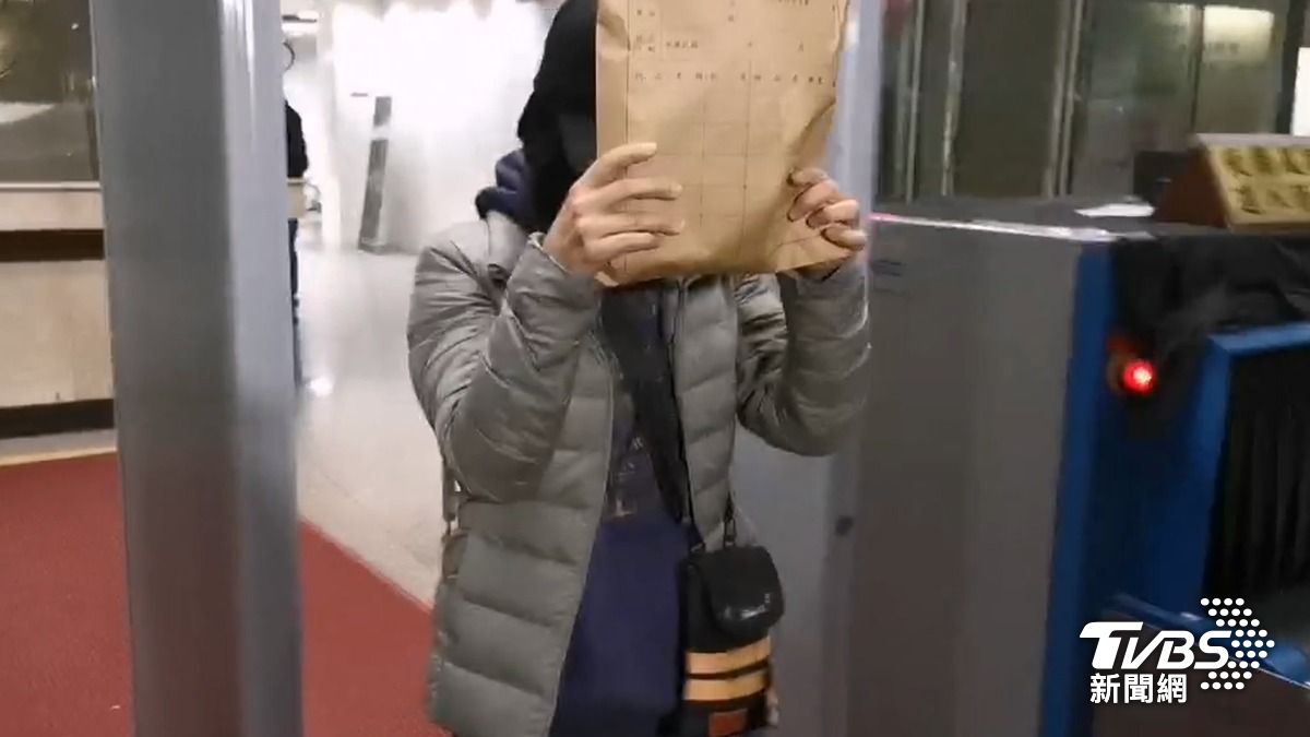 王薀召開批鬥大會時，在場信眾黃文琪，檢方令15萬元交保並限制出境出海。（圖／TVBS）