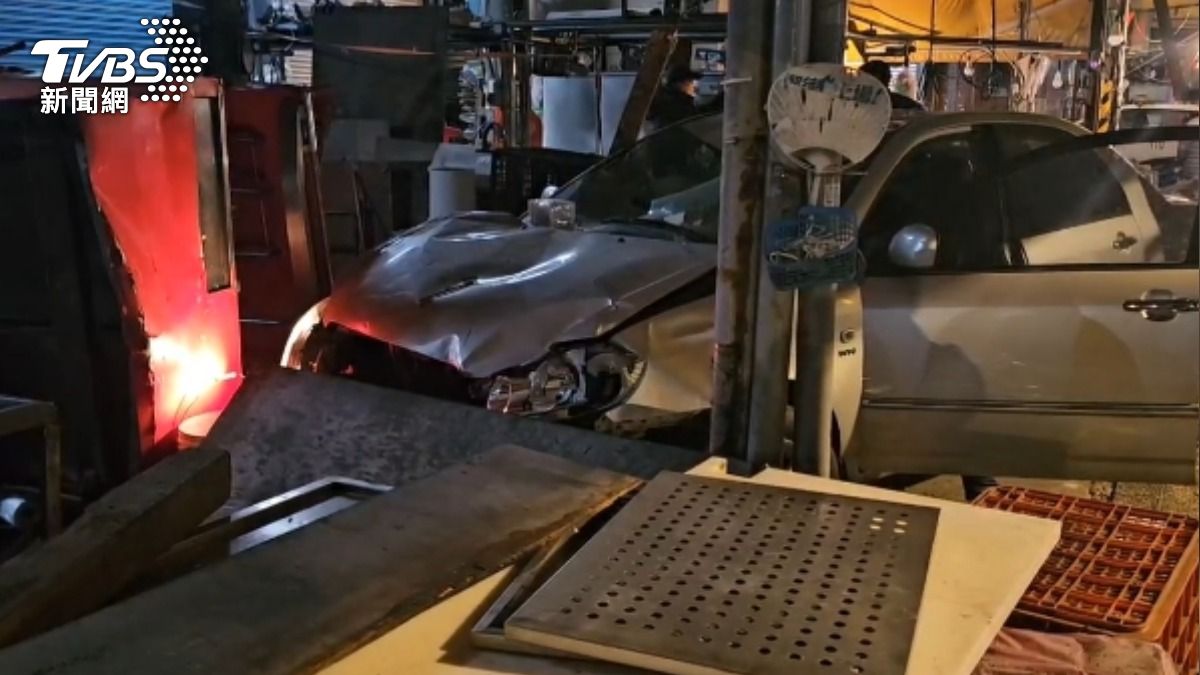 該名駕駛快到家中，為搶快闖紅燈撞上騎士。（圖／TVBS）