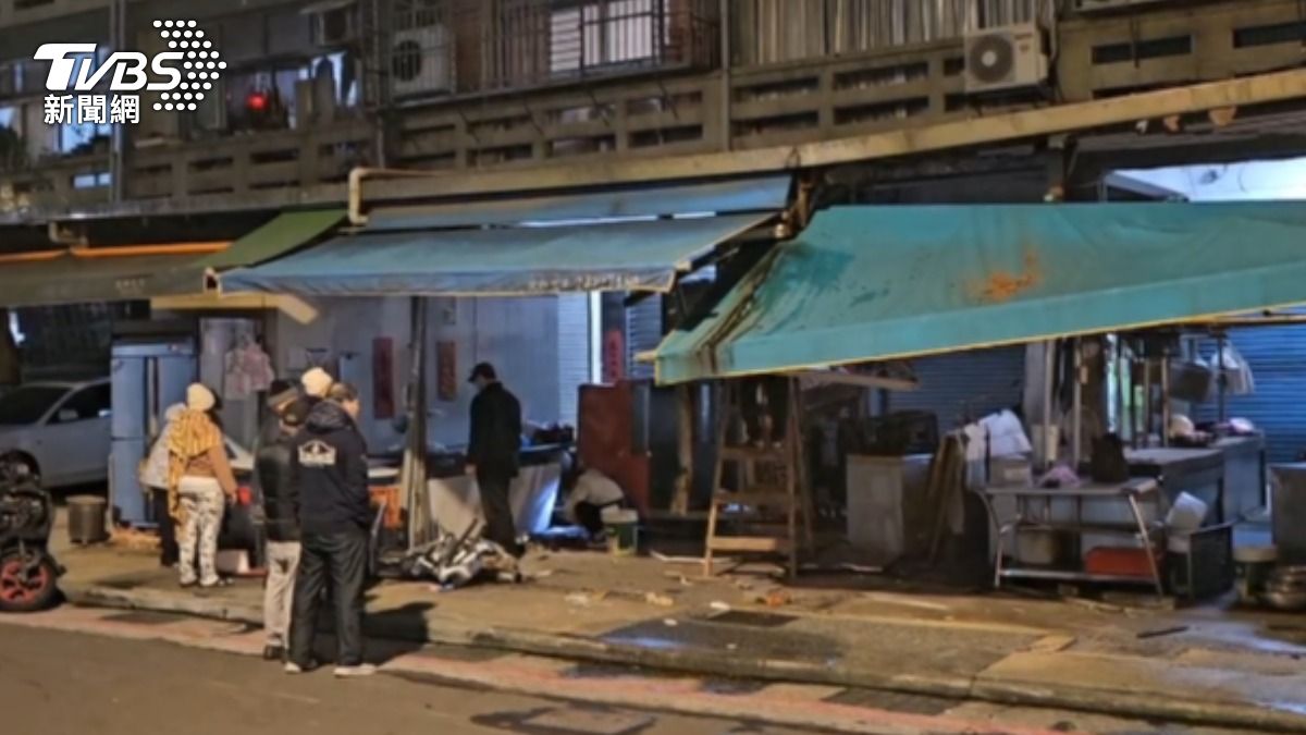 駕駛整輛車栽進攤販，現場一片混亂。（圖／TVBS）
