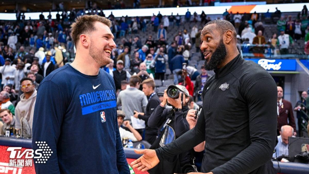 詹姆斯（右）在交易曝光後立刻打電話給唐西奇（左）。（圖／達志影像路透社）