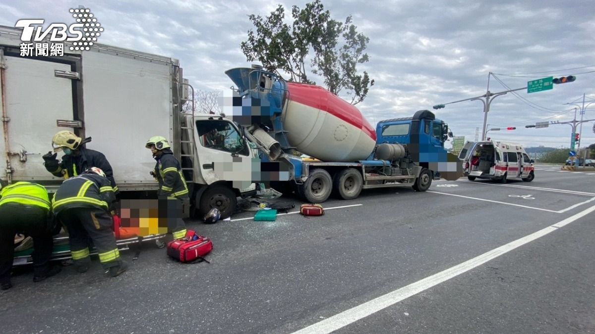 小貨車追撞水泥預拌車，駕駛一度受困車內。（圖／TVBS）